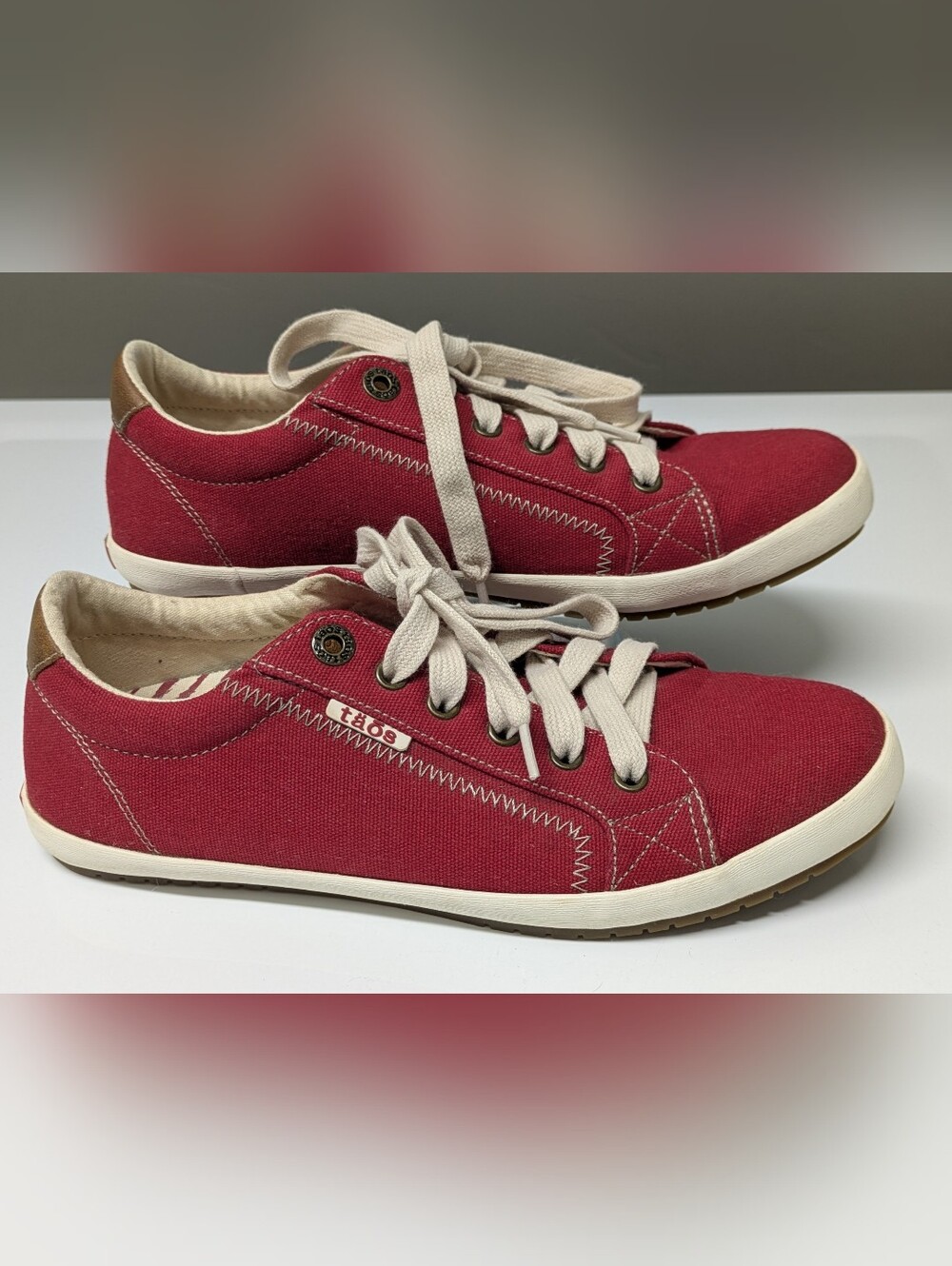 Taos Star Burst Red Canvas Lace Up Comfort Sneakers Size 9